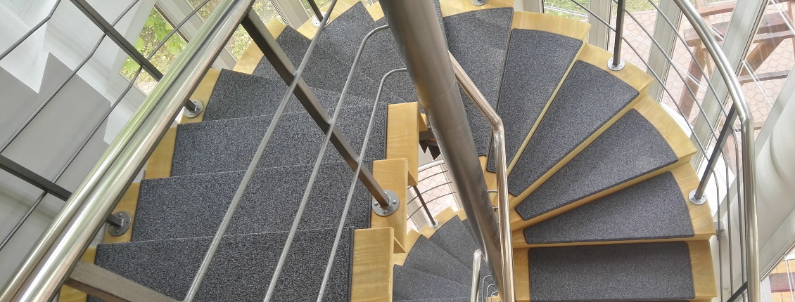 Foltszerű lépcsőszőnyeg
